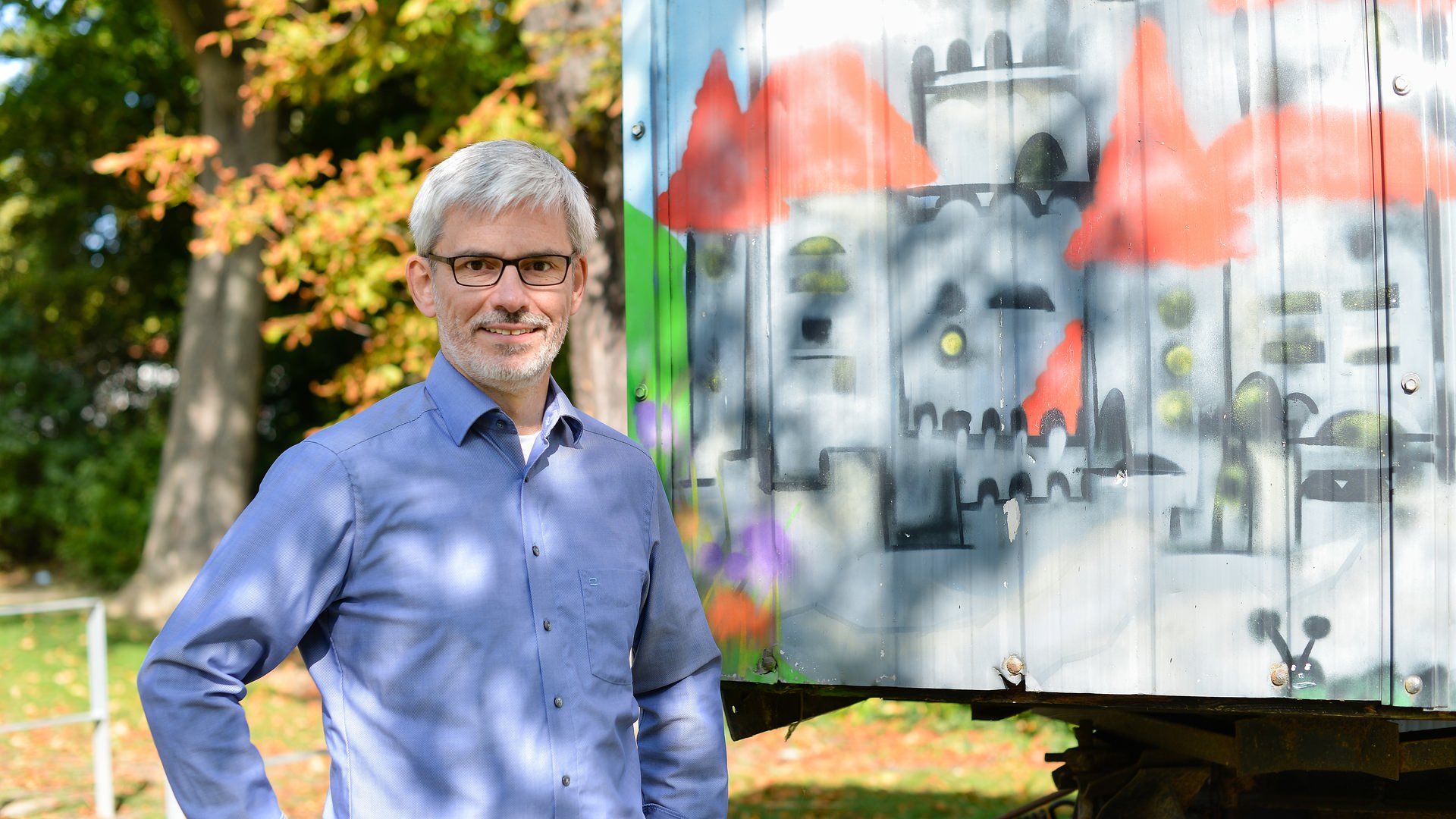 Stefan Brix am Bauwagen auf dem Spielplatz in der Wallstraße